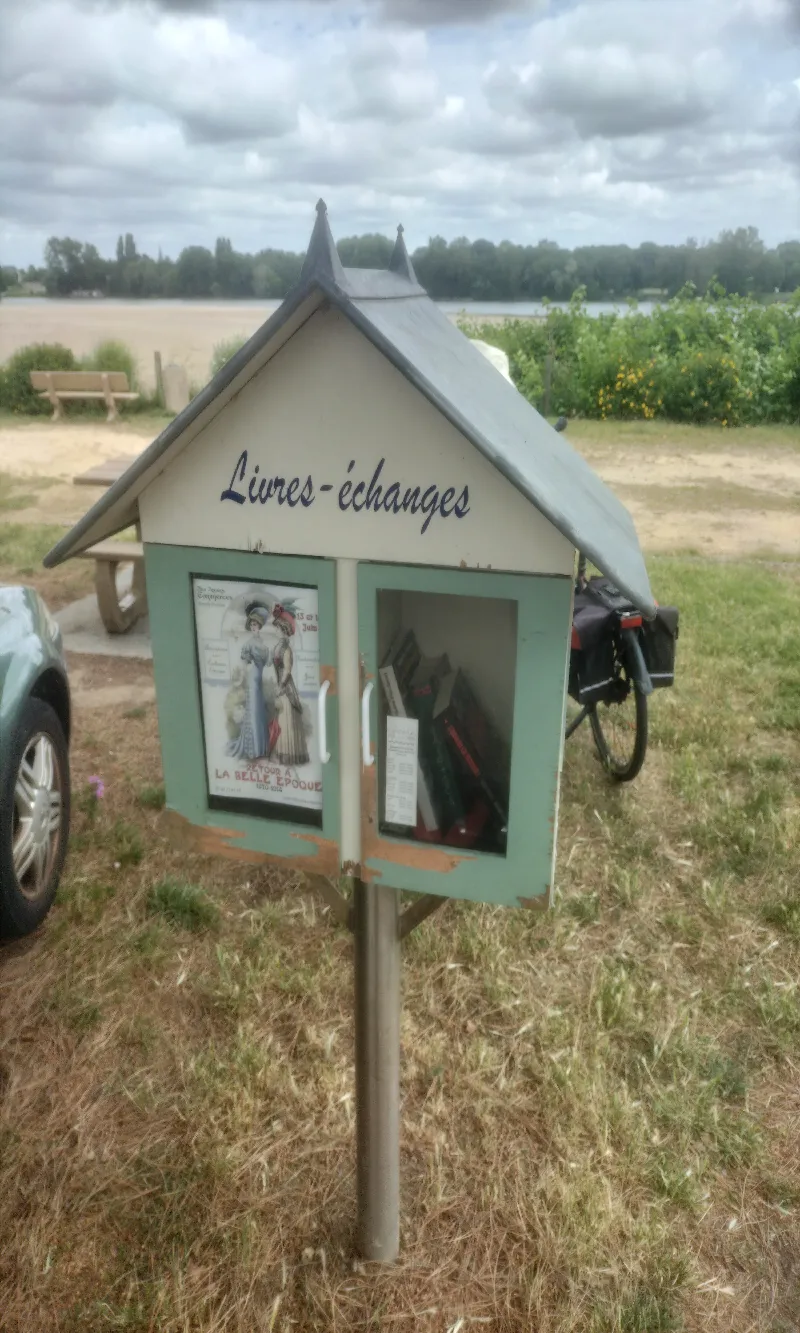 Délivrez - Boite à livres (Gennes-Val-de-Loire, France)