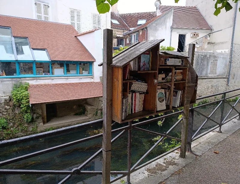 Delivrez - Free Library (Crécy-la-Chapelle, France)