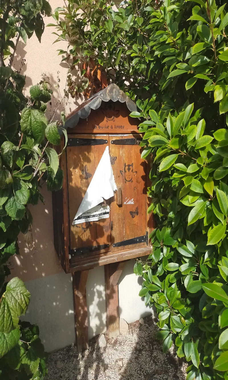 Delivrez - Free Library (Camaret-sur-Aigues, France)