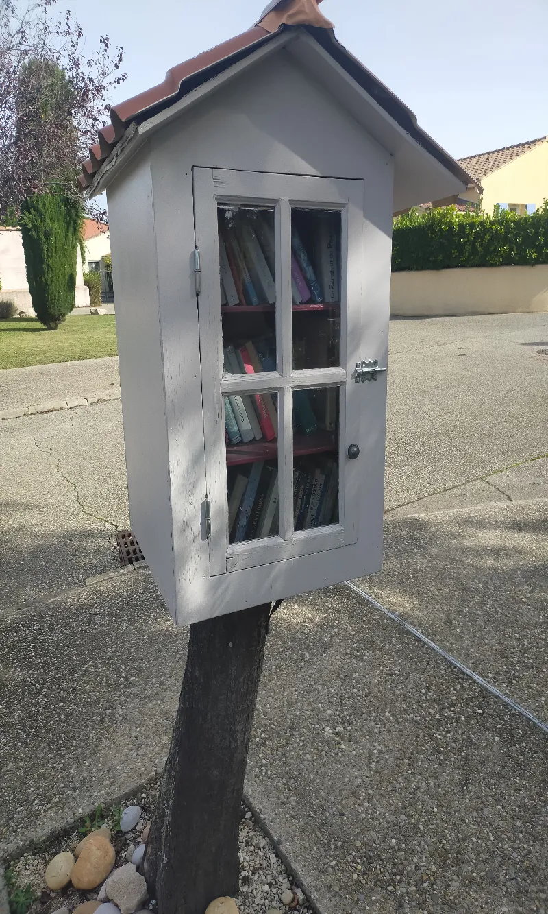 Delivrez - Free Library (Camaret-sur-Aigues, France)